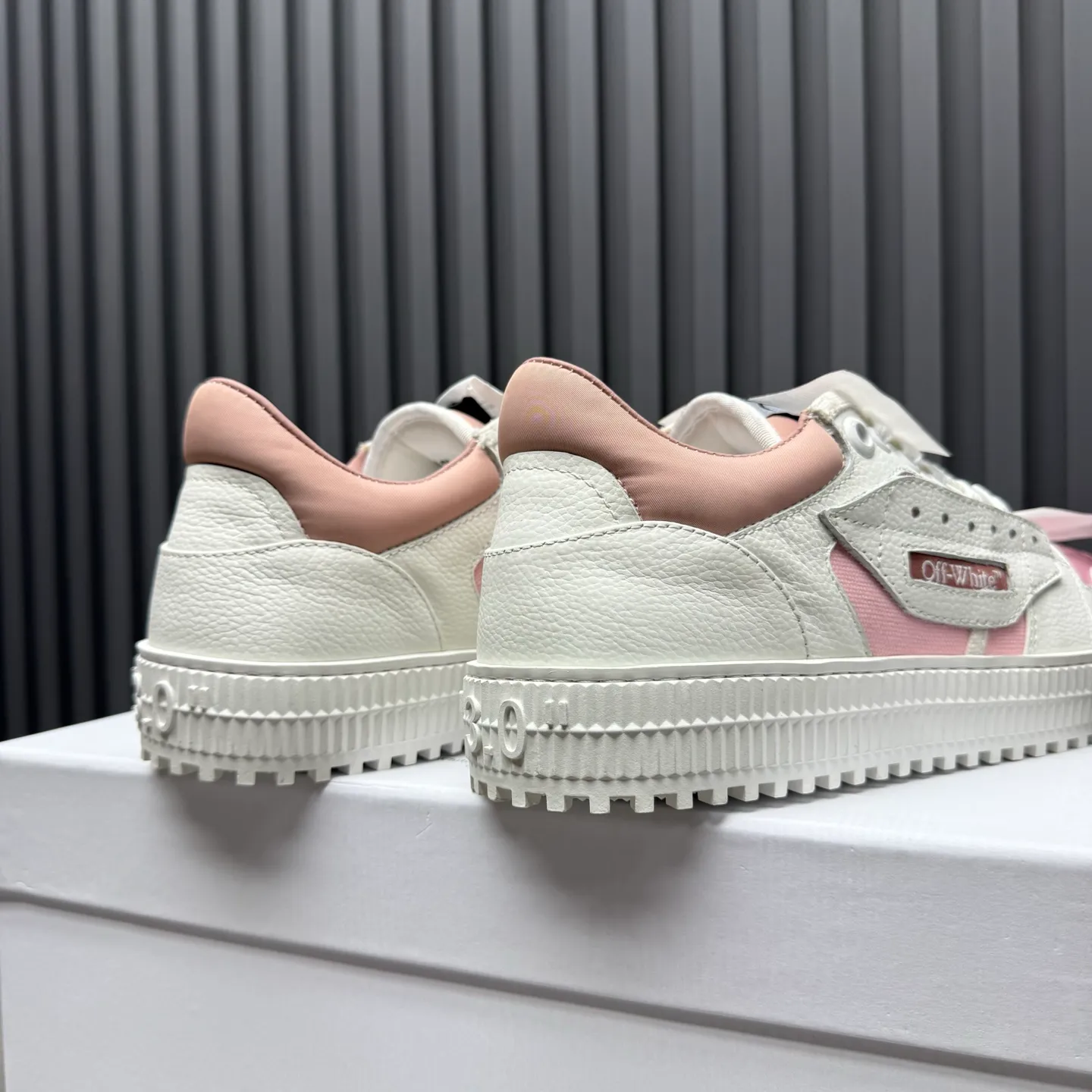 【OFF WHITE】P: 680💰Couple model👫, Size: Female 35-40. Male 39-44 (customized at 45.46) High-quality version👊 "Out of office" series original molding, original lasting, production process 1:1 original ➰OFF GRAY WHITE OW ➰ First layer of cowhide, imported skin-friendly and environmentally friendly polyester mesh, original molding, high elasticity and environmentally friendly molding pad Made with the original lasting process. The original molded rubber outsole (never yellows and deforms) has a super correct shape, bright color and strong three-dimensional effect👍. Packaging💯Full set of packaging synchronized with the official website (branded paper, certificate of quality, branded cloth bag)